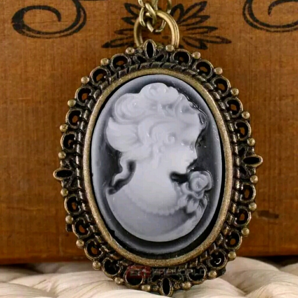 🥳Cameo Watch Necklace